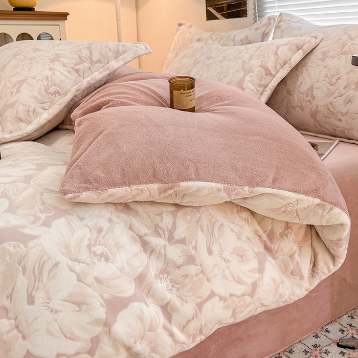 91家纺网 家纺一手货源 找家纺 倾慕家纺 2026新款舒适保暖立体浮雕绒系列四件套 繁华倾心粉