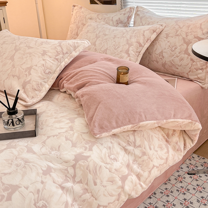 91家纺网 家纺一手货源 找家纺 倾慕家纺 2026新款舒适保暖立体浮雕绒系列四件套 繁华倾心粉