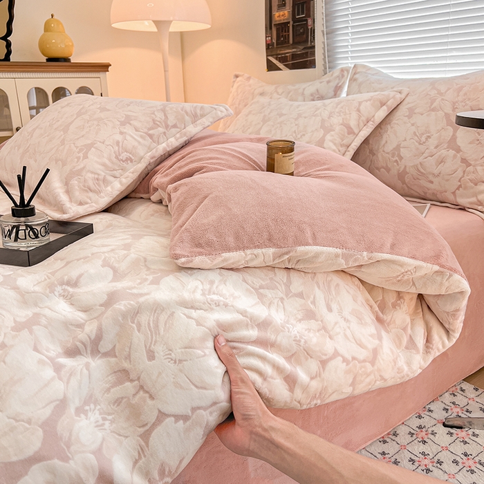 91家纺网 家纺一手货源 找家纺 倾慕家纺 2026新款舒适保暖立体浮雕绒系列四件套 繁华倾心粉