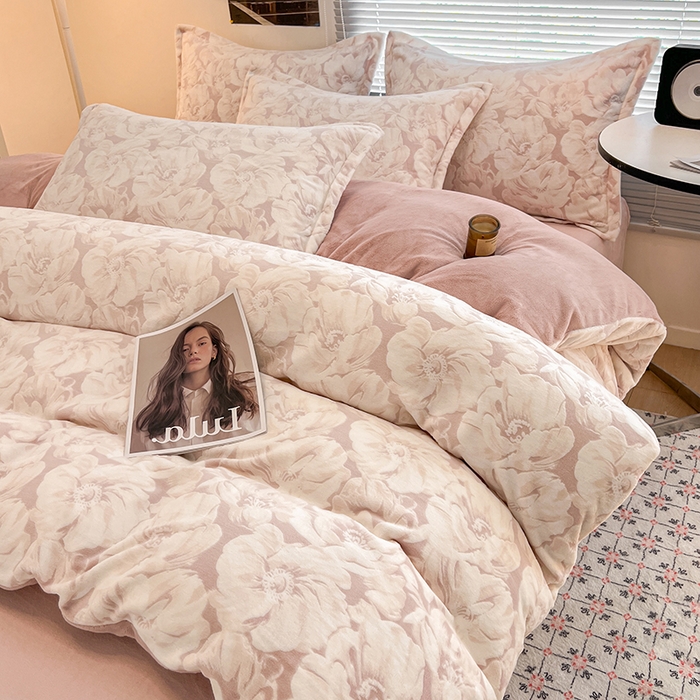 91家纺网 家纺一手货源 找家纺 倾慕家纺 2026新款舒适保暖立体浮雕绒系列四件套 繁华倾心粉