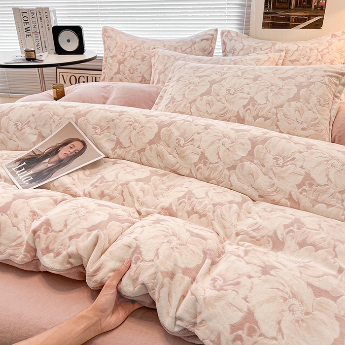 91家纺网 家纺一手货源 找家纺 倾慕家纺 2026新款舒适保暖立体浮雕绒系列四件套 繁华倾心粉