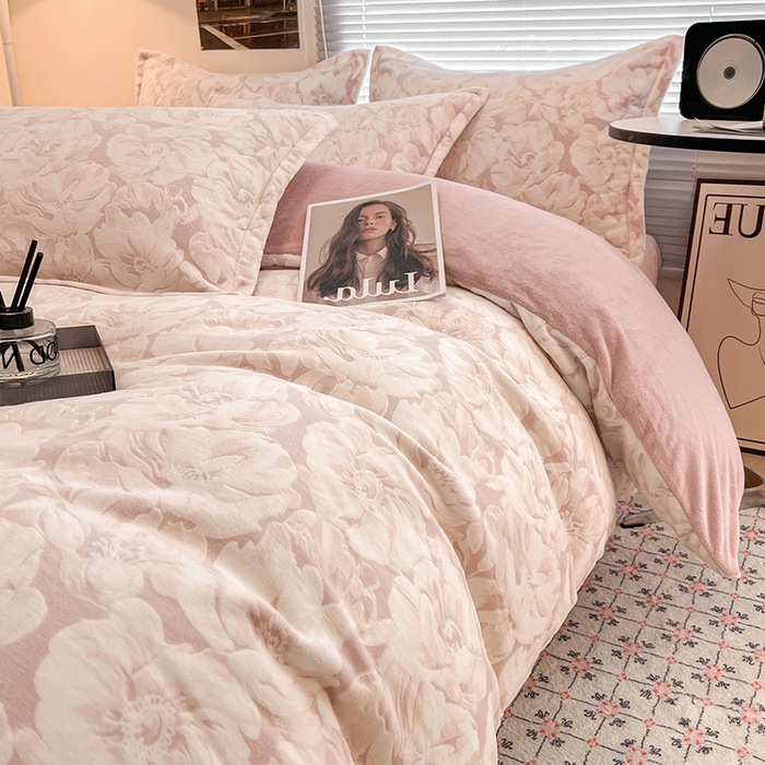 91家纺网 家纺一手货源 找家纺 倾慕家纺 2026新款舒适保暖立体浮雕绒系列四件套 繁华倾心粉