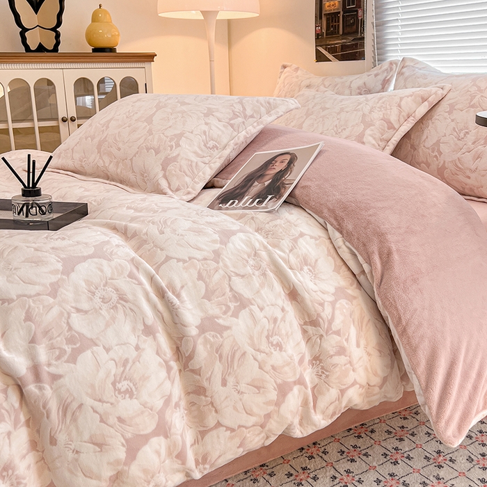 91家纺网 家纺一手货源 找家纺 倾慕家纺 2026新款舒适保暖立体浮雕绒系列四件套 繁华倾心粉
