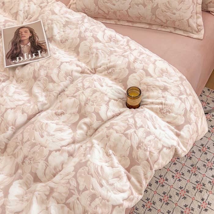 91家纺网 家纺一手货源 找家纺 倾慕家纺 2026新款舒适保暖立体浮雕绒系列四件套 繁华倾心粉