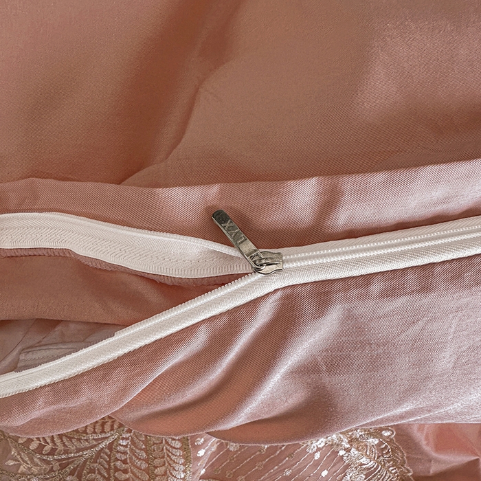 91家纺网 家纺一手货源 找家纺 罗艺轩 2025新款全棉纯棉蕾丝刺绣琉璃床裙四件套（1.5m控价288起、1.8m控价293起、1.8m加大控价303起、1.8*2.2m控价298起、1.8*2.2m加大控价308起、2.0m控价3