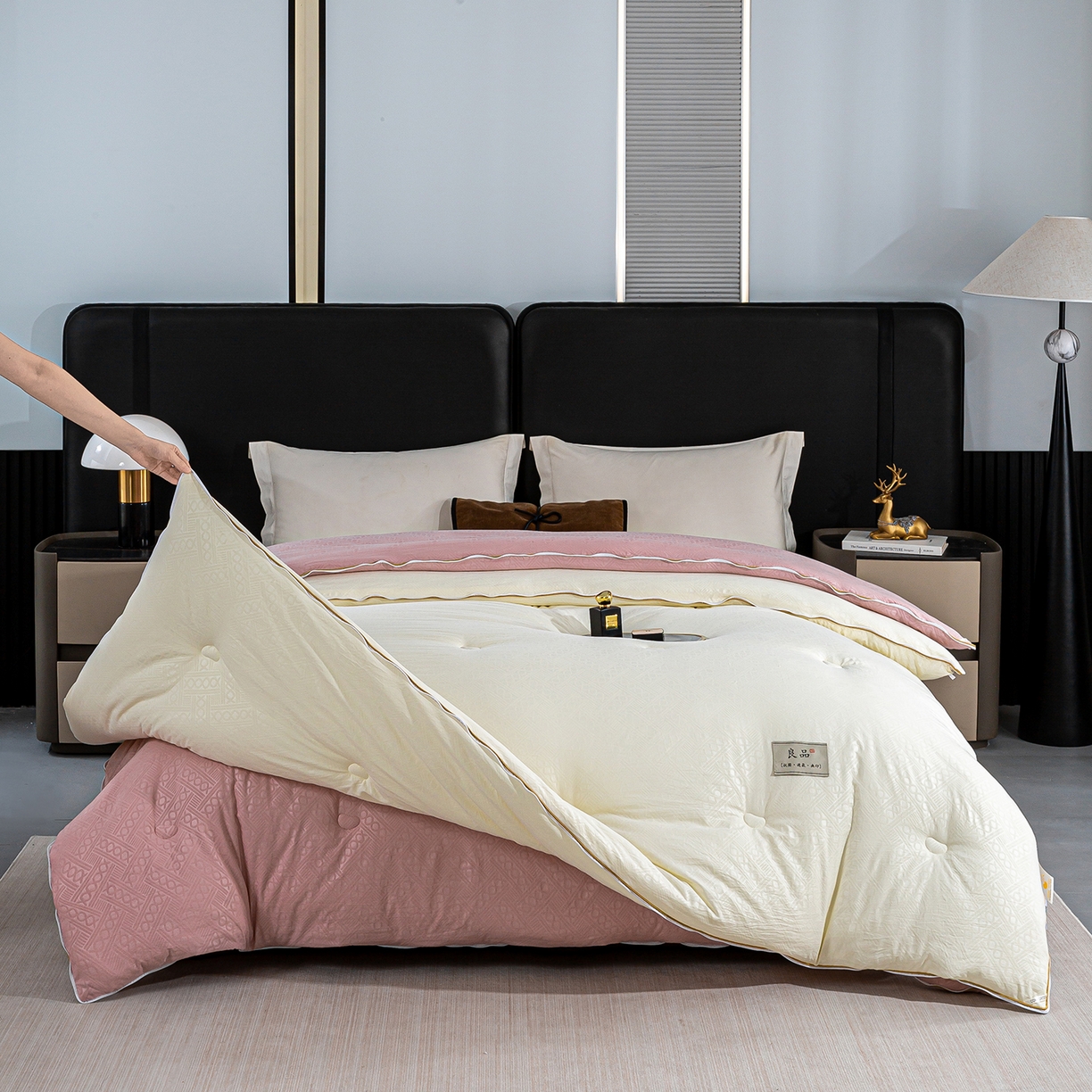 91家纺网 家纺一手货源 找家纺 欢乐季  2025新款7A抗菌豆荚格大豆子母被（可以开发票—专票8个点） 白+粉