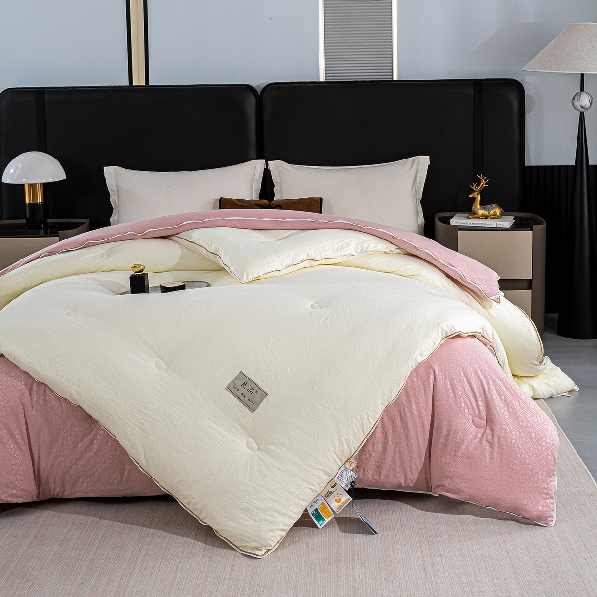 91家纺网 家纺一手货源 找家纺 欢乐季  2025新款7A抗菌豆荚格大豆子母被（可以开发票—专票8个点） 白+粉