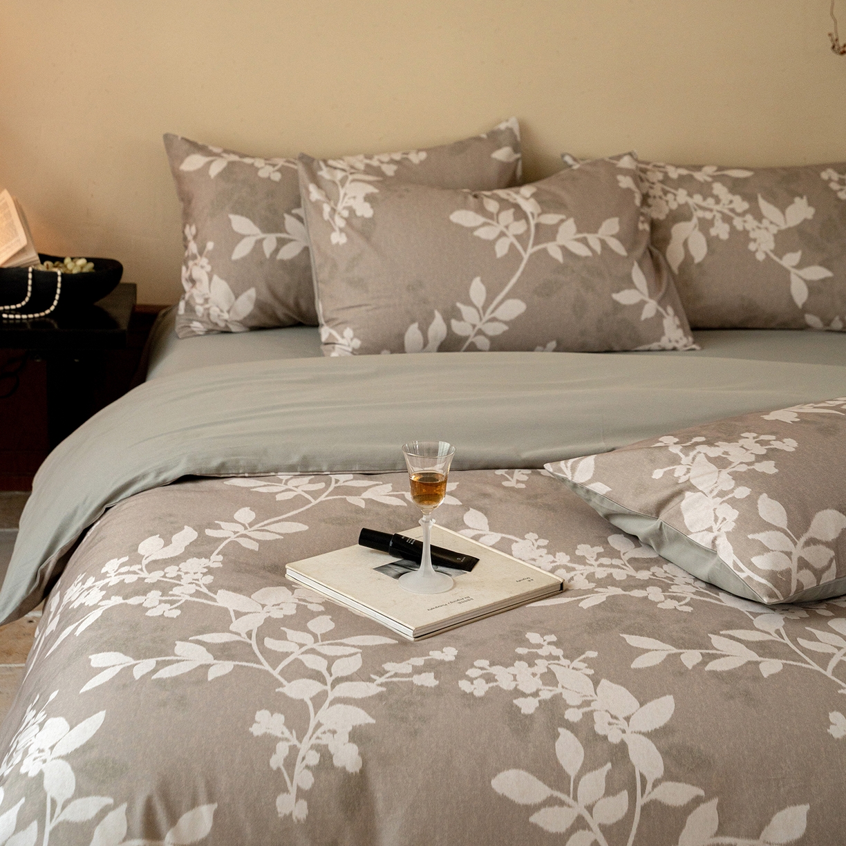 91家纺网 家纺一手货源 找家纺 禾时 2025新款全棉贡缎磨毛数码印花四件套 池影-灰