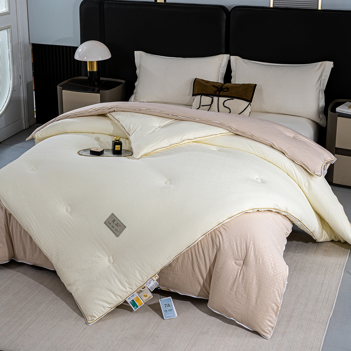 91家纺网 家纺一手货源 找家纺 欢乐季  2025新款7A抗菌豆荚格大豆子母被（可以开发票—专票8个点） 白+咖