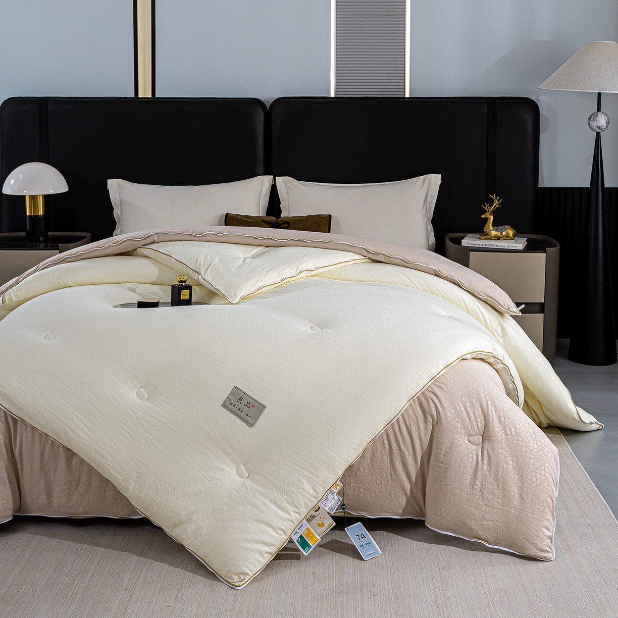 91家纺网 家纺一手货源 找家纺 欢乐季  2025新款7A抗菌豆荚格大豆子母被（可以开发票—专票8个点） 白+咖