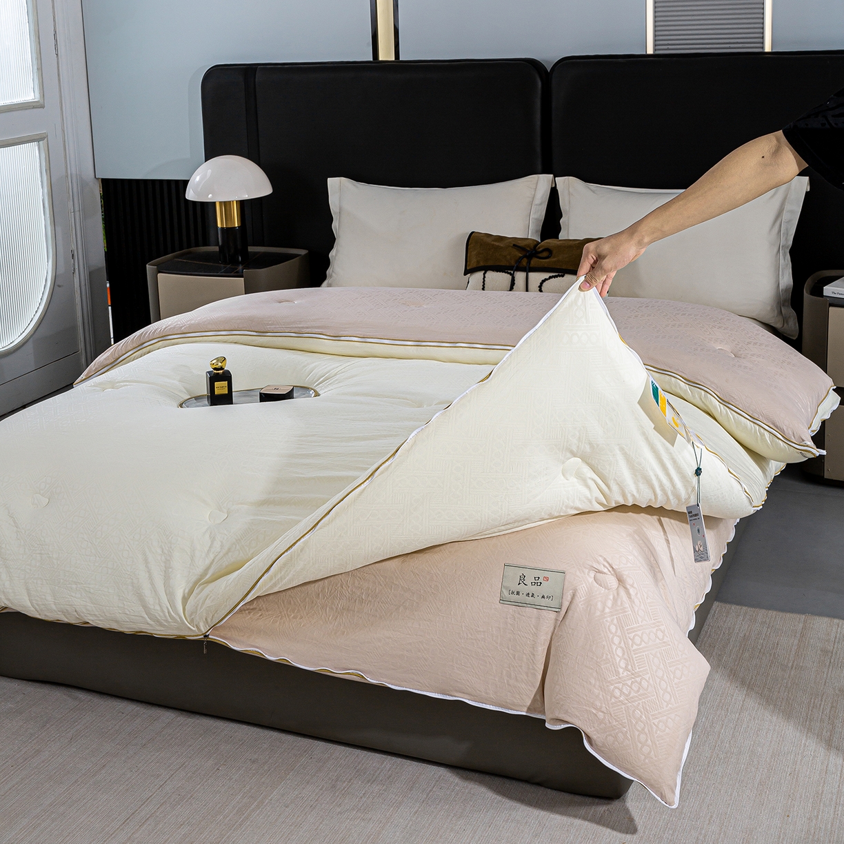 91家纺网 家纺一手货源 找家纺 欢乐季  2025新款7A抗菌豆荚格大豆子母被（可以开发票—专票8个点） 白+咖