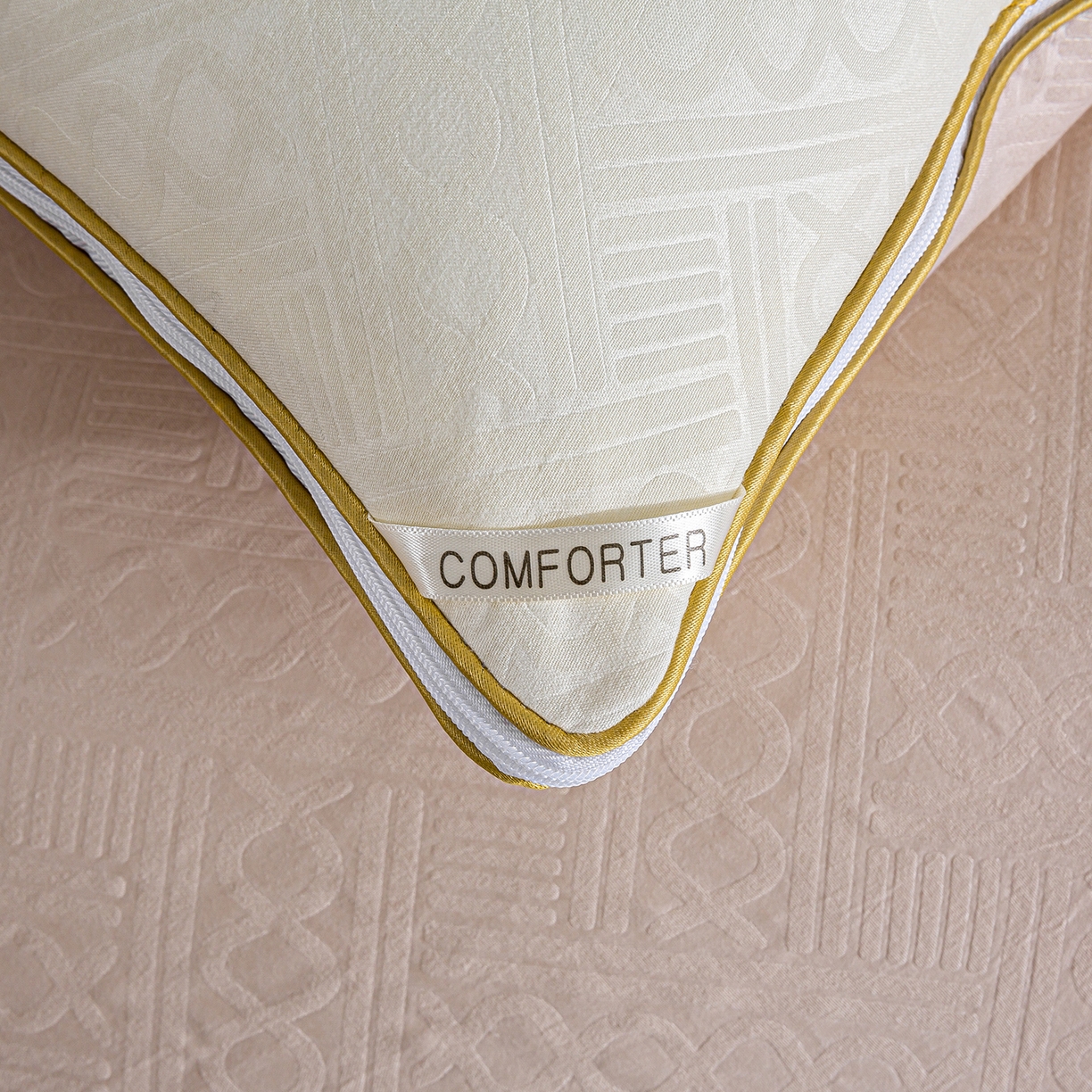 91家纺网 家纺一手货源 找家纺 欢乐季  2025新款7A抗菌豆荚格大豆子母被（可以开发票—专票8个点） 白+咖