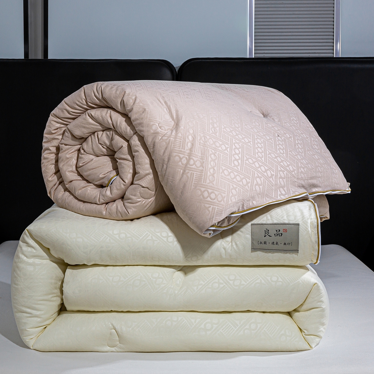 91家纺网 家纺一手货源 找家纺 欢乐季  2025新款7A抗菌豆荚格大豆子母被（可以开发票—专票8个点） 白+咖
