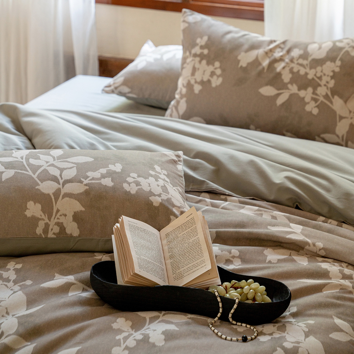 91家纺网 家纺一手货源 找家纺 禾时 2025新款全棉贡缎磨毛数码印花四件套 池影-灰