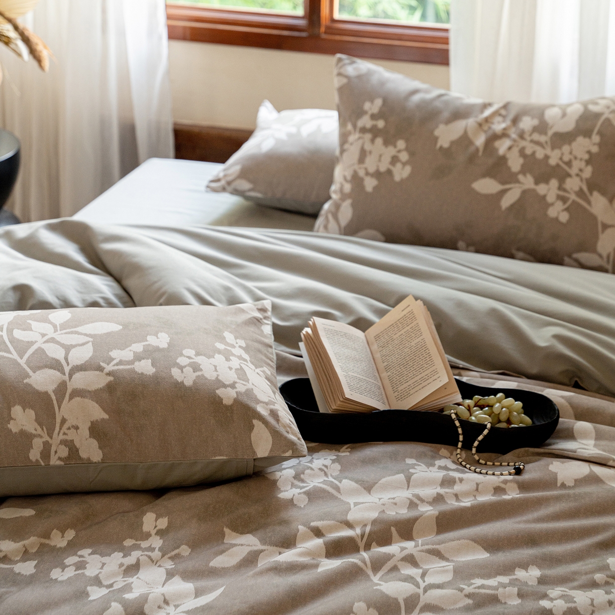 91家纺网 家纺一手货源 找家纺 禾时 2025新款全棉贡缎磨毛数码印花四件套 池影-灰