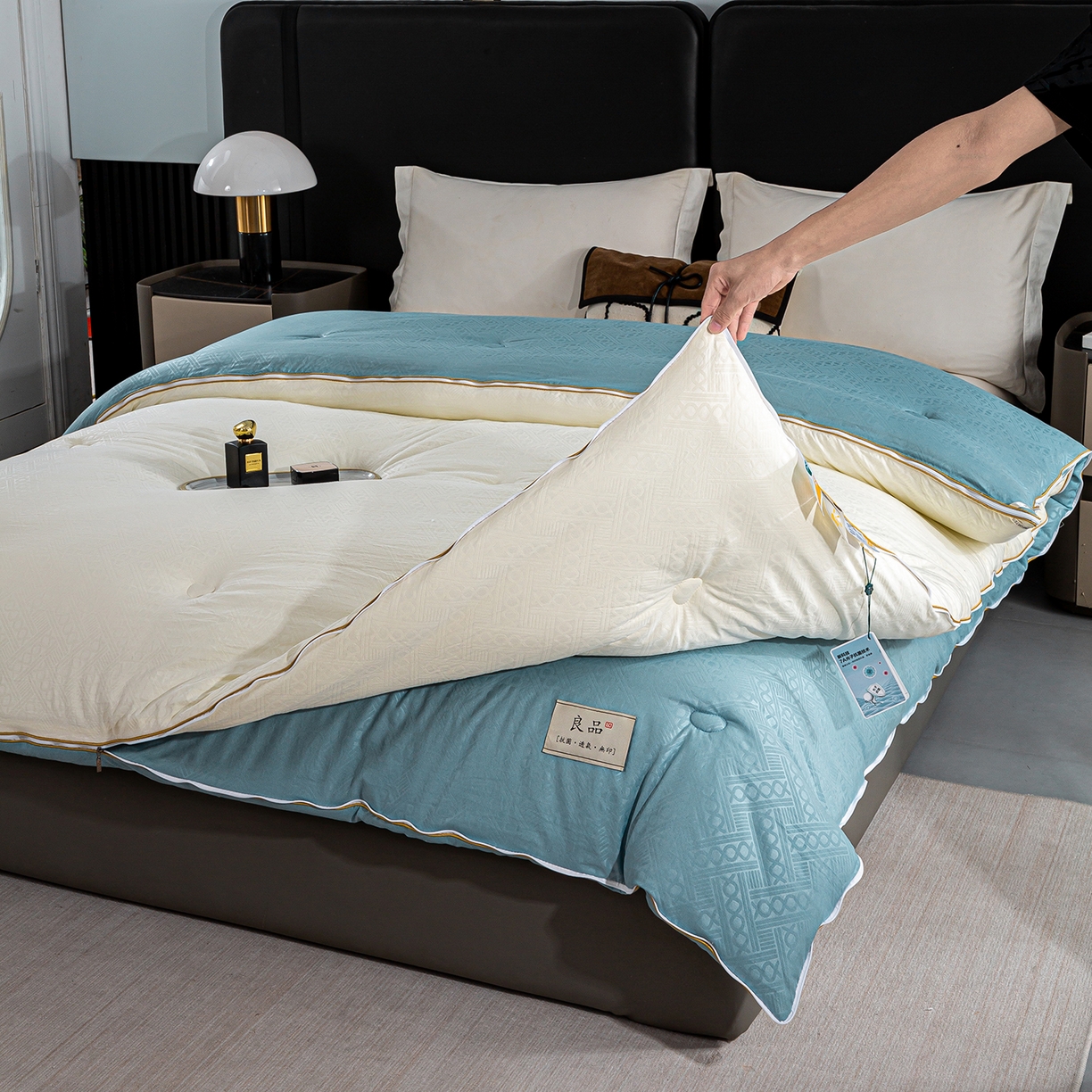 91家纺网 家纺一手货源 找家纺 欢乐季  2025新款7A抗菌豆荚格大豆子母被（可以开发票—专票8个点） 白+蓝