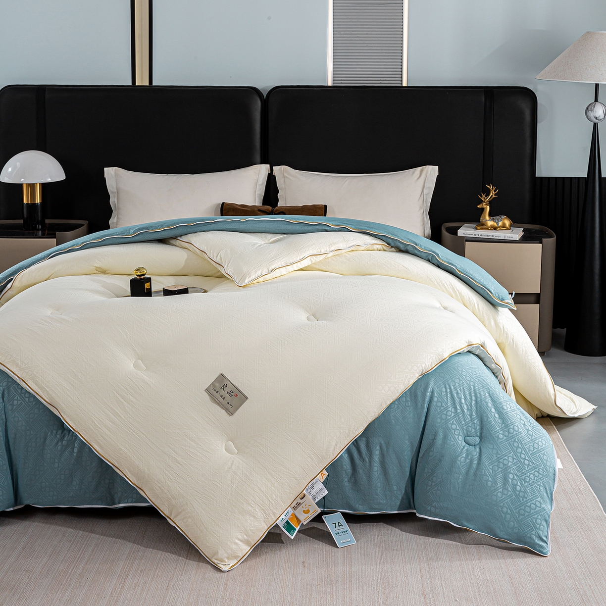 91家纺网 家纺一手货源 找家纺 欢乐季  2025新款7A抗菌豆荚格大豆子母被（可以开发票—专票8个点） 白+蓝