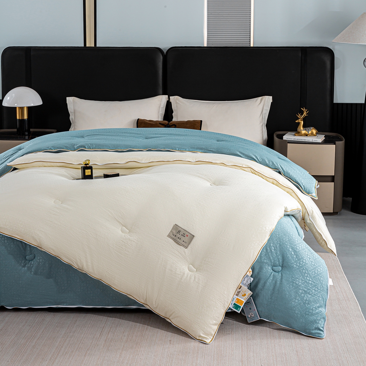 91家纺网 家纺一手货源 找家纺 欢乐季  2025新款7A抗菌豆荚格大豆子母被（可以开发票—专票8个点） 白+蓝