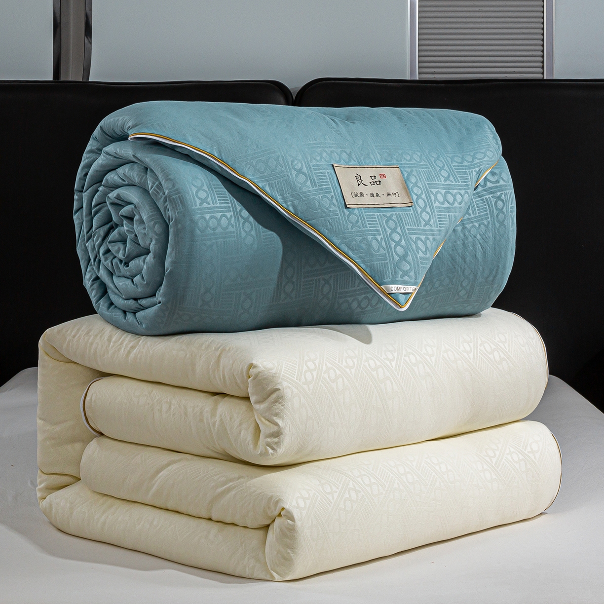 91家纺网 家纺一手货源 找家纺 欢乐季  2025新款7A抗菌豆荚格大豆子母被（可以开发票—专票8个点） 白+蓝