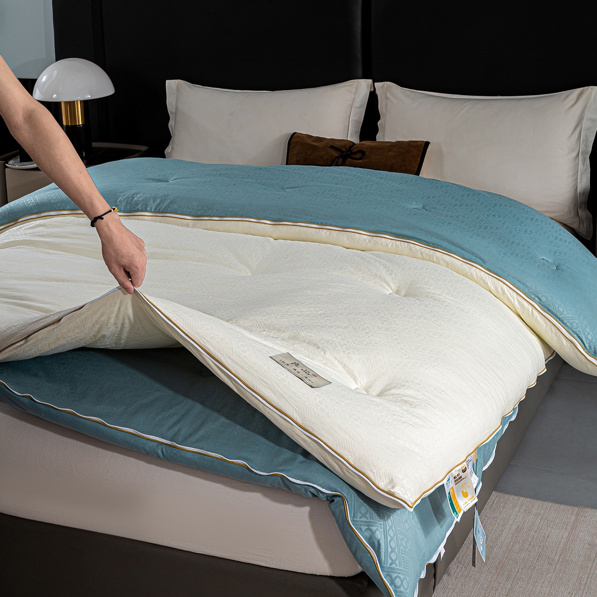 91家纺网 家纺一手货源 找家纺 欢乐季  2025新款7A抗菌豆荚格大豆子母被（可以开发票—专票8个点） 白+蓝