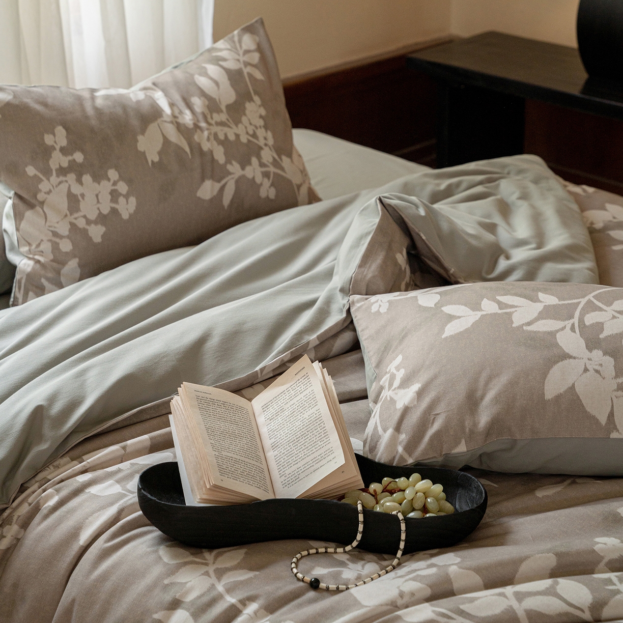 91家纺网 家纺一手货源 找家纺 禾时 2025新款全棉贡缎磨毛数码印花四件套 池影-灰