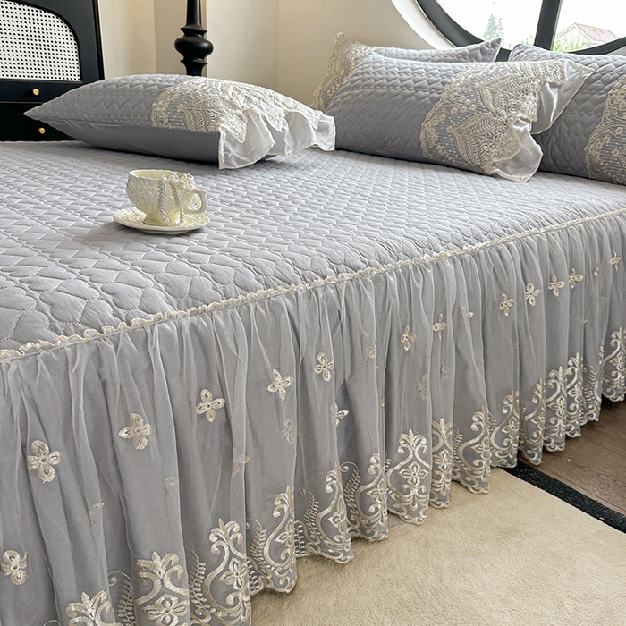 91家纺网 家纺一手货源 找家纺 罗艺轩 2025新款全棉纯棉蕾丝刺绣琉璃床裙四件套（1.5m控价288起、1.8m控价293起、1.8m加大控价303起、1.8*2.2m控价298起、1.8*2.2m加大控价308起、2.0m控价3