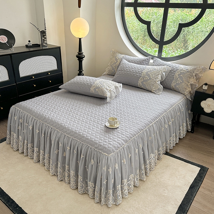 91家纺网 家纺一手货源 找家纺 罗艺轩 2025新款全棉纯棉蕾丝刺绣琉璃床裙四件套（1.5m控价288起、1.8m控价293起、1.8m加大控价303起、1.8*2.2m控价298起、1.8*2.2m加大控价308起、2.0m控价3