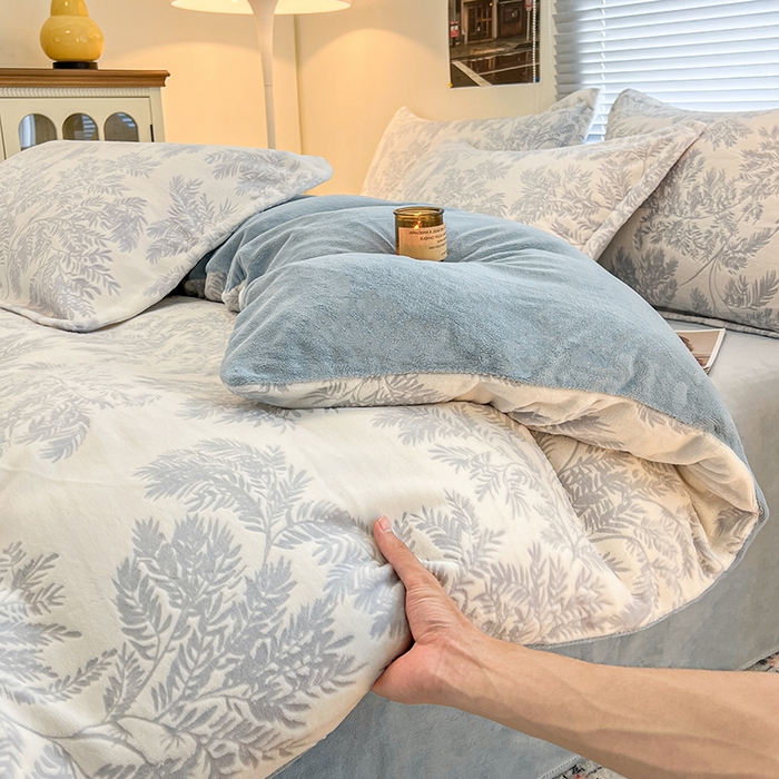 91家纺网 家纺一手货源 找家纺 倾慕家纺 2026新款舒适保暖立体浮雕绒系列四件套 乐枝蓝