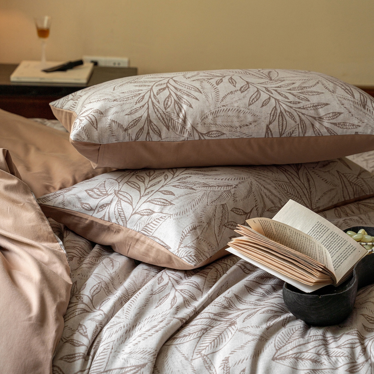 91家纺网 家纺一手货源 找家纺 禾时 2025新款全棉贡缎磨毛数码印花四件套 浮云意-咖