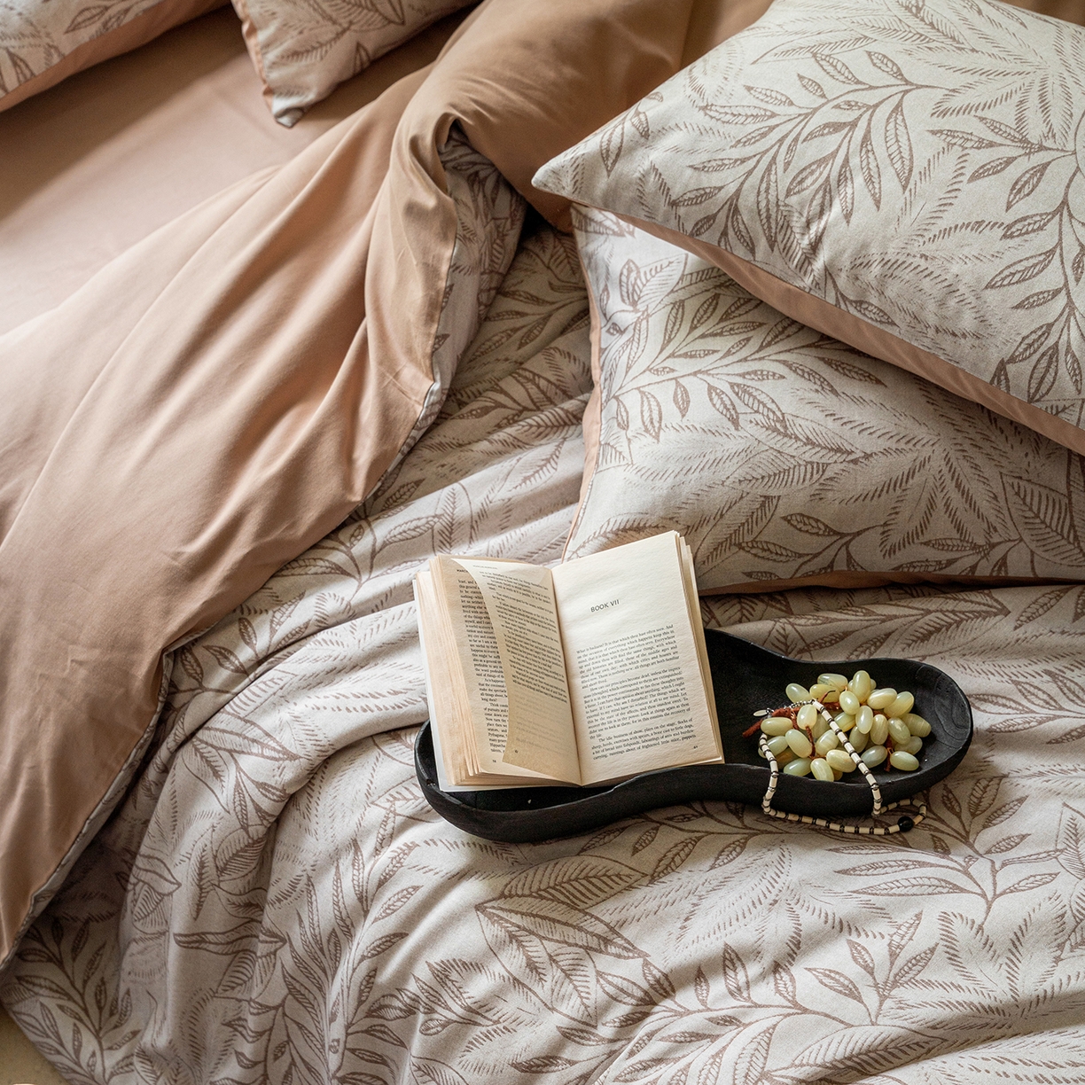 91家纺网 家纺一手货源 找家纺 禾时 2025新款全棉贡缎磨毛数码印花四件套 浮云意-咖