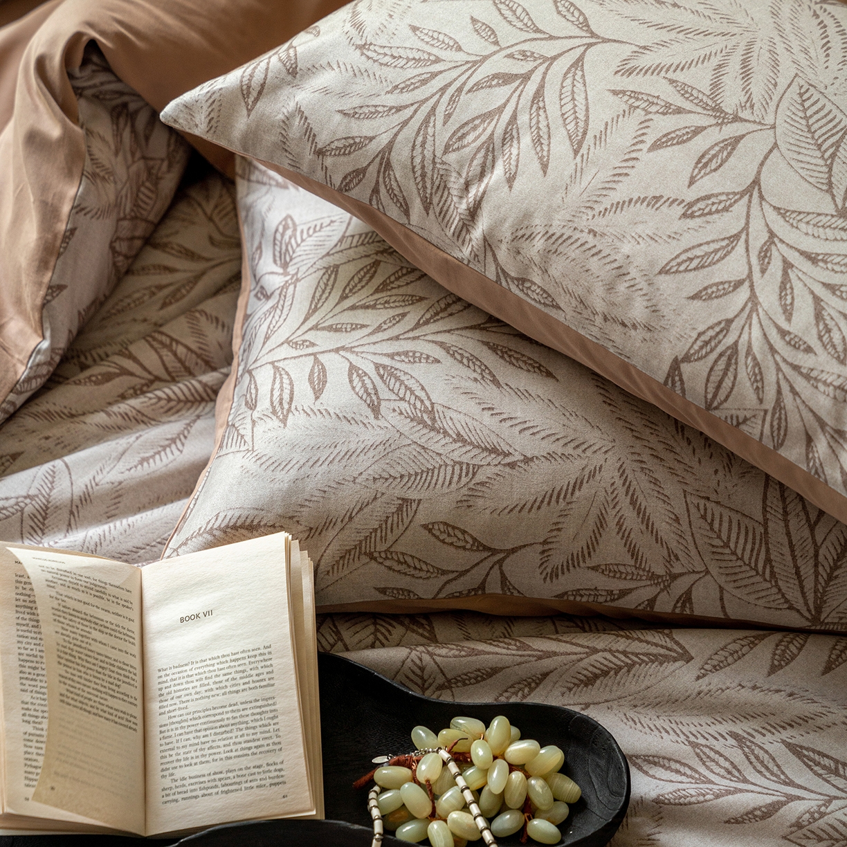 91家纺网 家纺一手货源 找家纺 禾时 2025新款全棉贡缎磨毛数码印花四件套 浮云意-咖