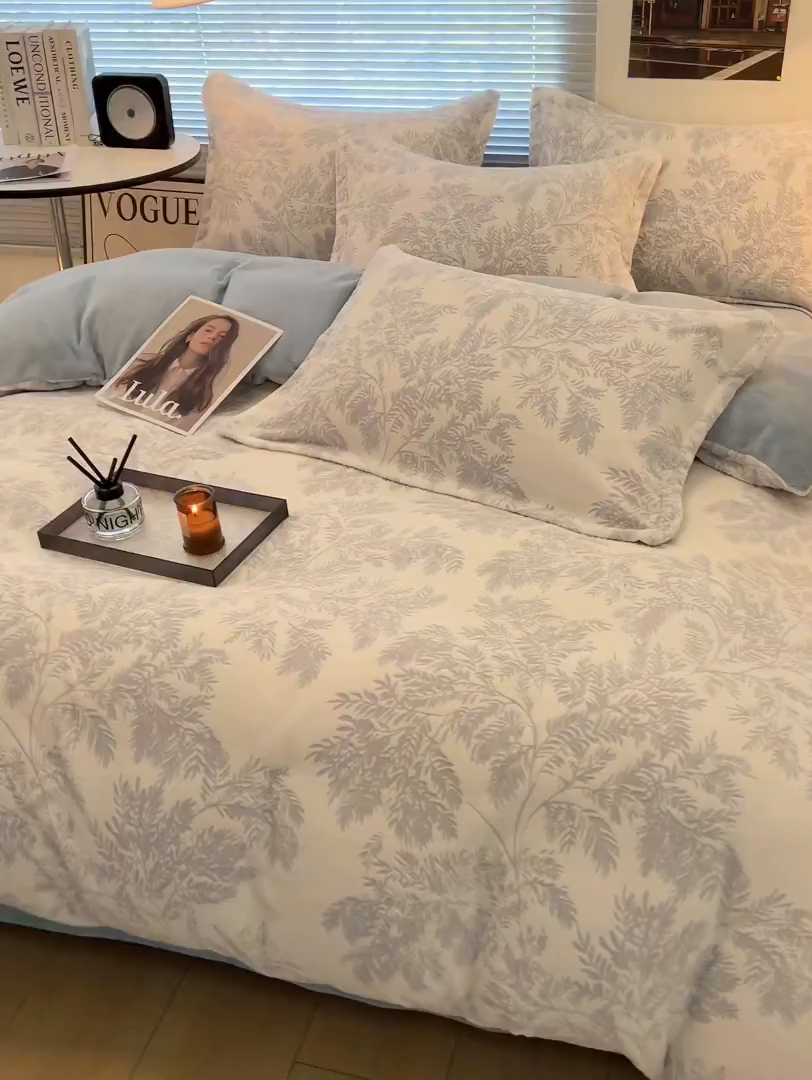 91家纺网 家纺一手货源 找家纺 倾慕家纺 2026新款舒适保暖立体浮雕绒系列四件套 乐枝蓝