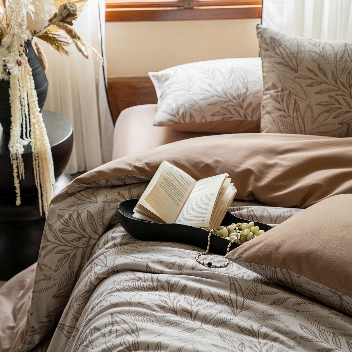 91家纺网 家纺一手货源 找家纺 禾时 2025新款全棉贡缎磨毛数码印花四件套 浮云意-咖