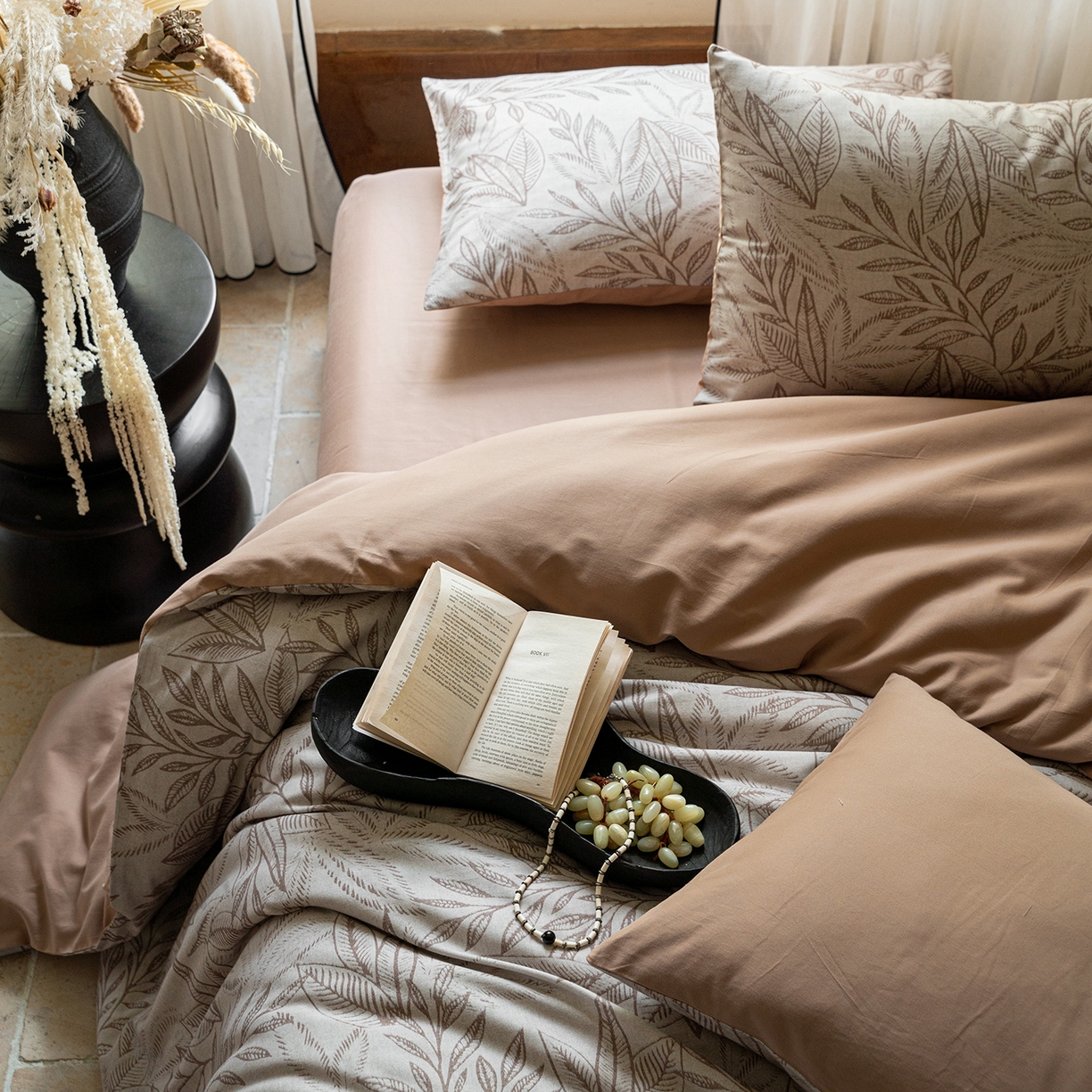 91家纺网 家纺一手货源 找家纺 禾时 2025新款全棉贡缎磨毛数码印花四件套 浮云意-咖