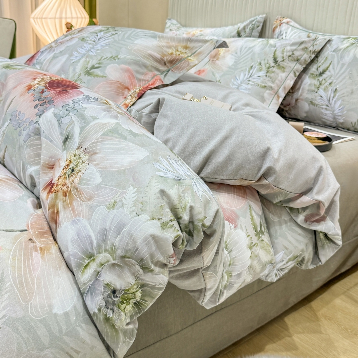 91家纺网 家纺一手货源 找家纺 红日子纺织品 2025新款A类全棉磨毛数码印花四件套 盛季细风