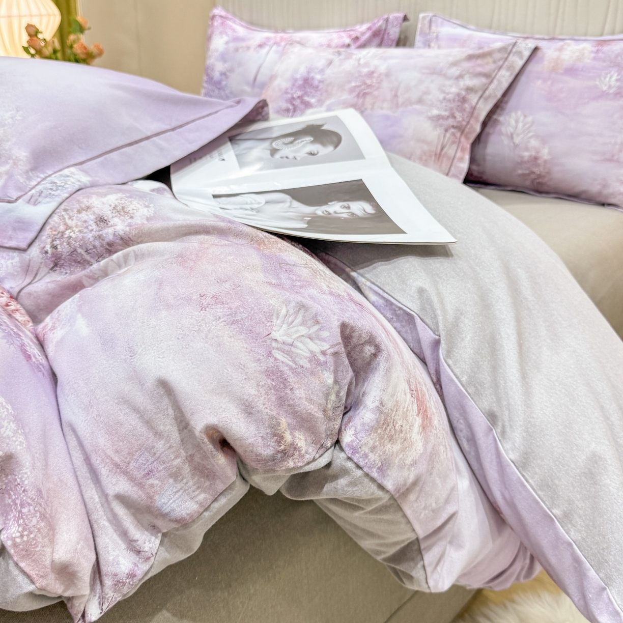 91家纺网 家纺一手货源 找家纺 红日子纺织品 2025新款A类全棉磨毛数码印花四件套 轻影树春