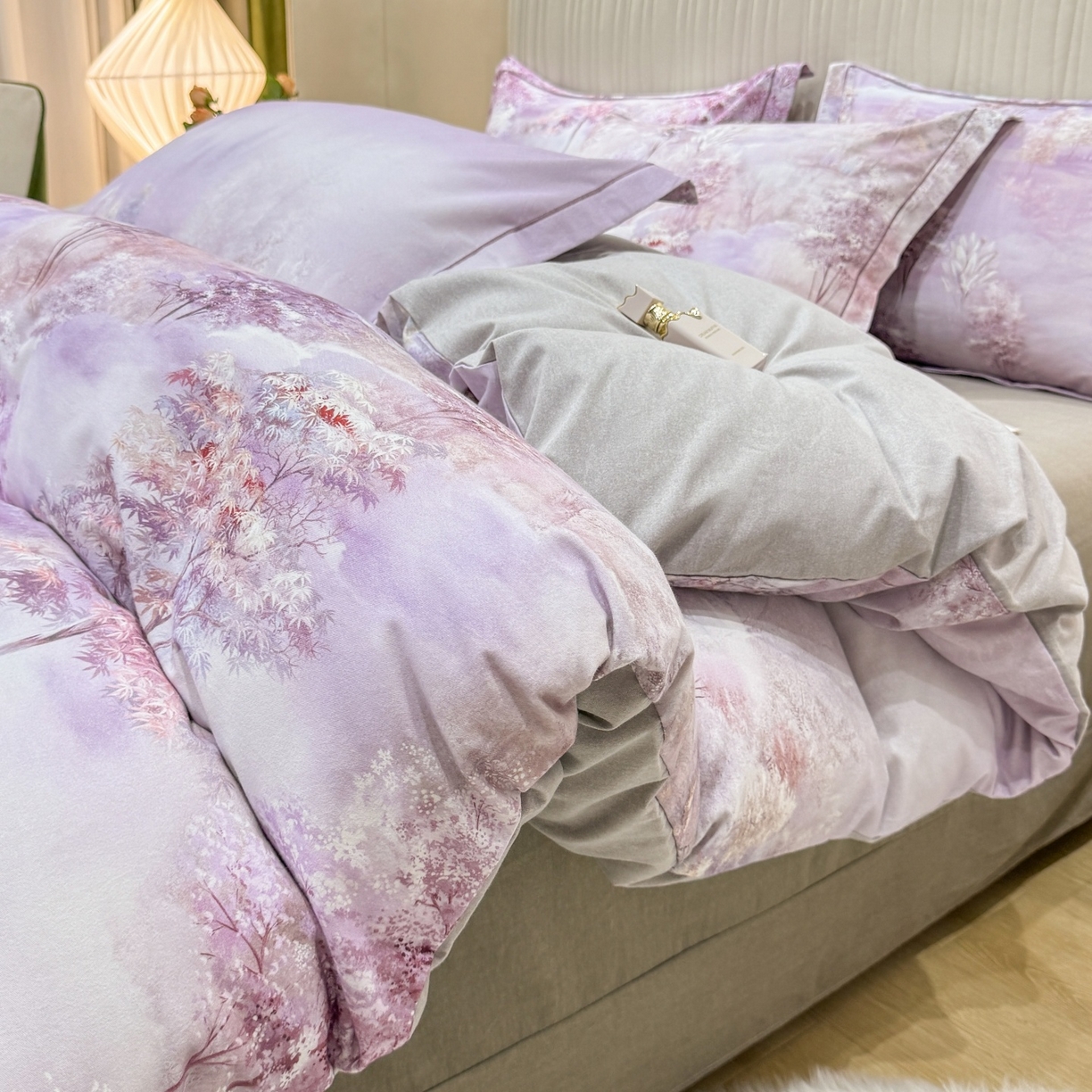 91家纺网 家纺一手货源 找家纺 红日子纺织品 2025新款A类全棉磨毛数码印花四件套 轻影树春