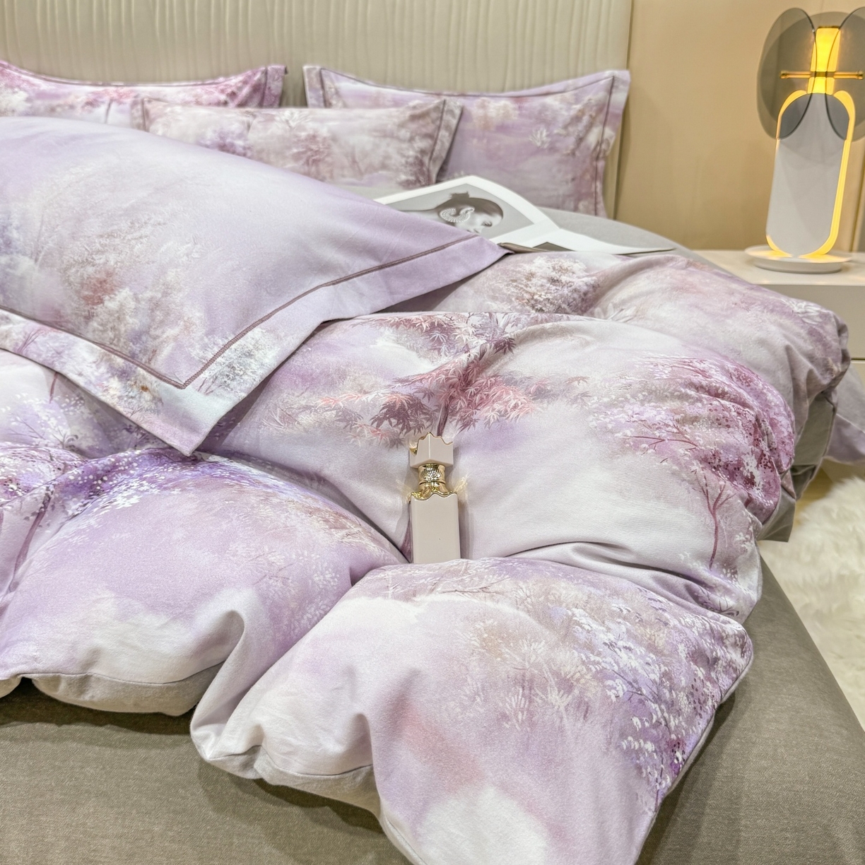 91家纺网 家纺一手货源 找家纺 红日子纺织品 2025新款A类全棉磨毛数码印花四件套 轻影树春