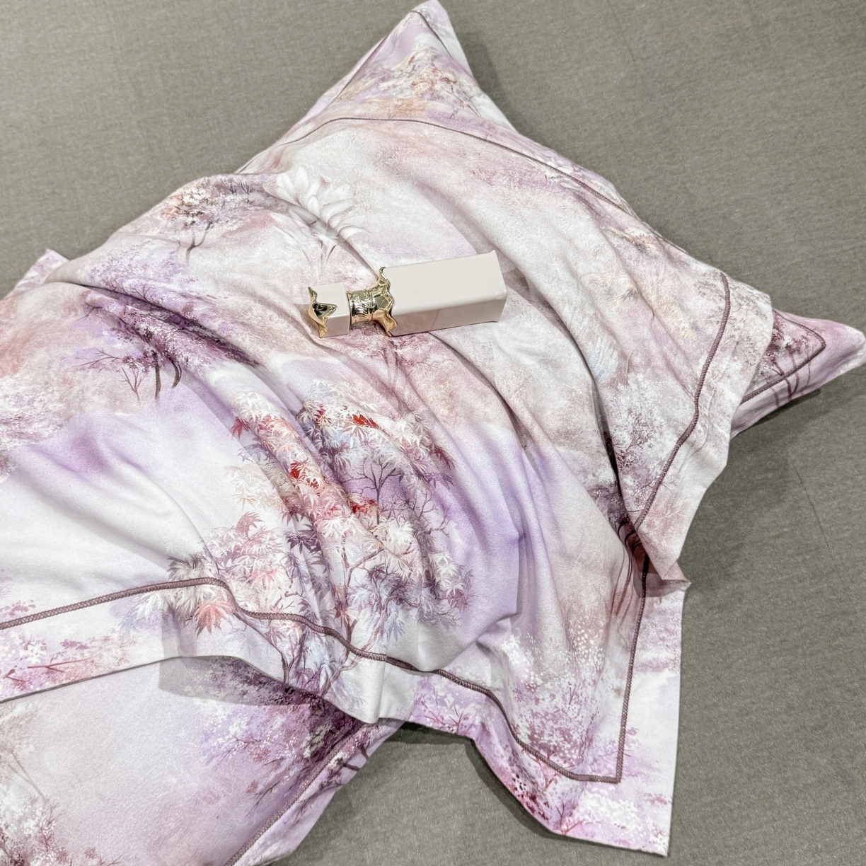 91家纺网 家纺一手货源 找家纺 红日子纺织品 2025新款A类全棉磨毛数码印花四件套 轻影树春