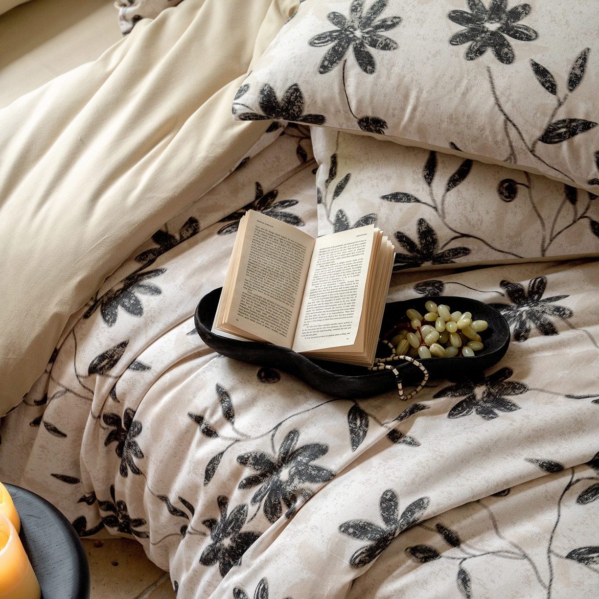 91家纺网 家纺一手货源 找家纺 禾时 2025新款全棉贡缎磨毛数码印花四件套 花解语-灰