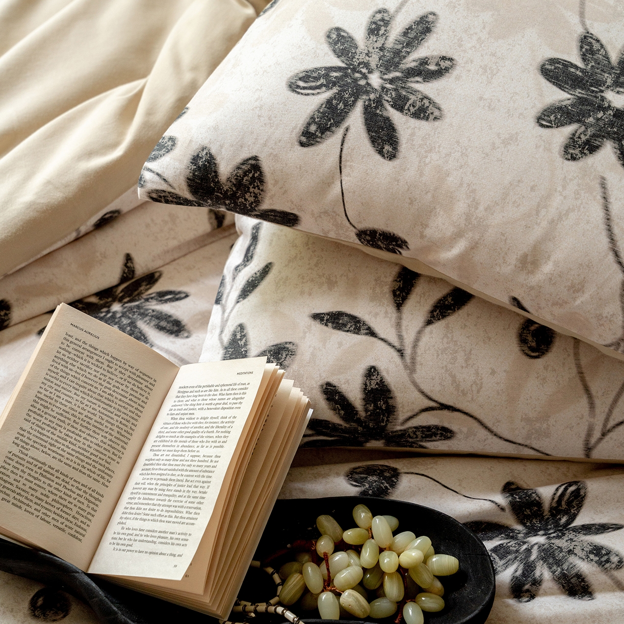 91家纺网 家纺一手货源 找家纺 禾时 2025新款全棉贡缎磨毛数码印花四件套 花解语-灰