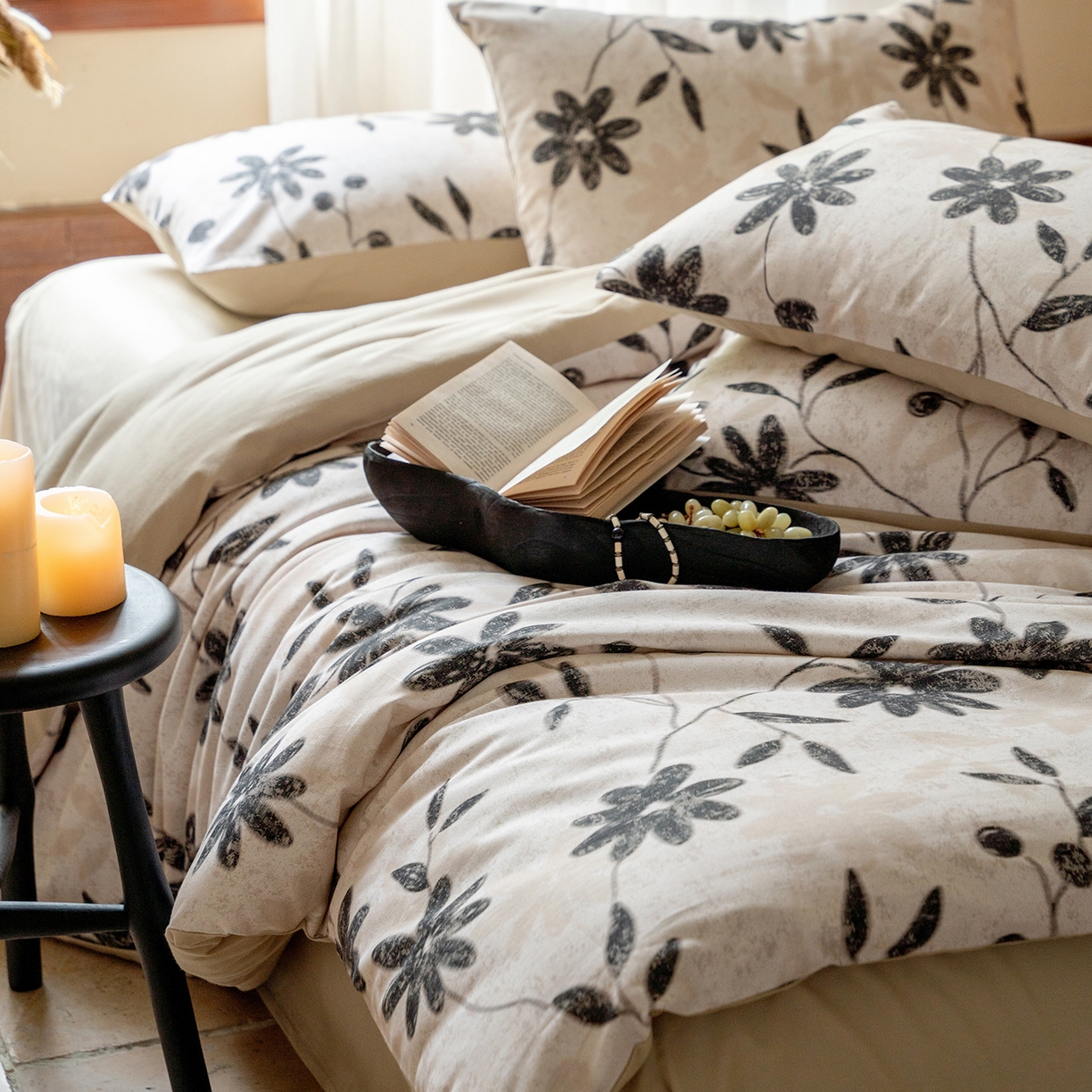 91家纺网 家纺一手货源 找家纺 禾时 2025新款全棉贡缎磨毛数码印花四件套 花解语-灰