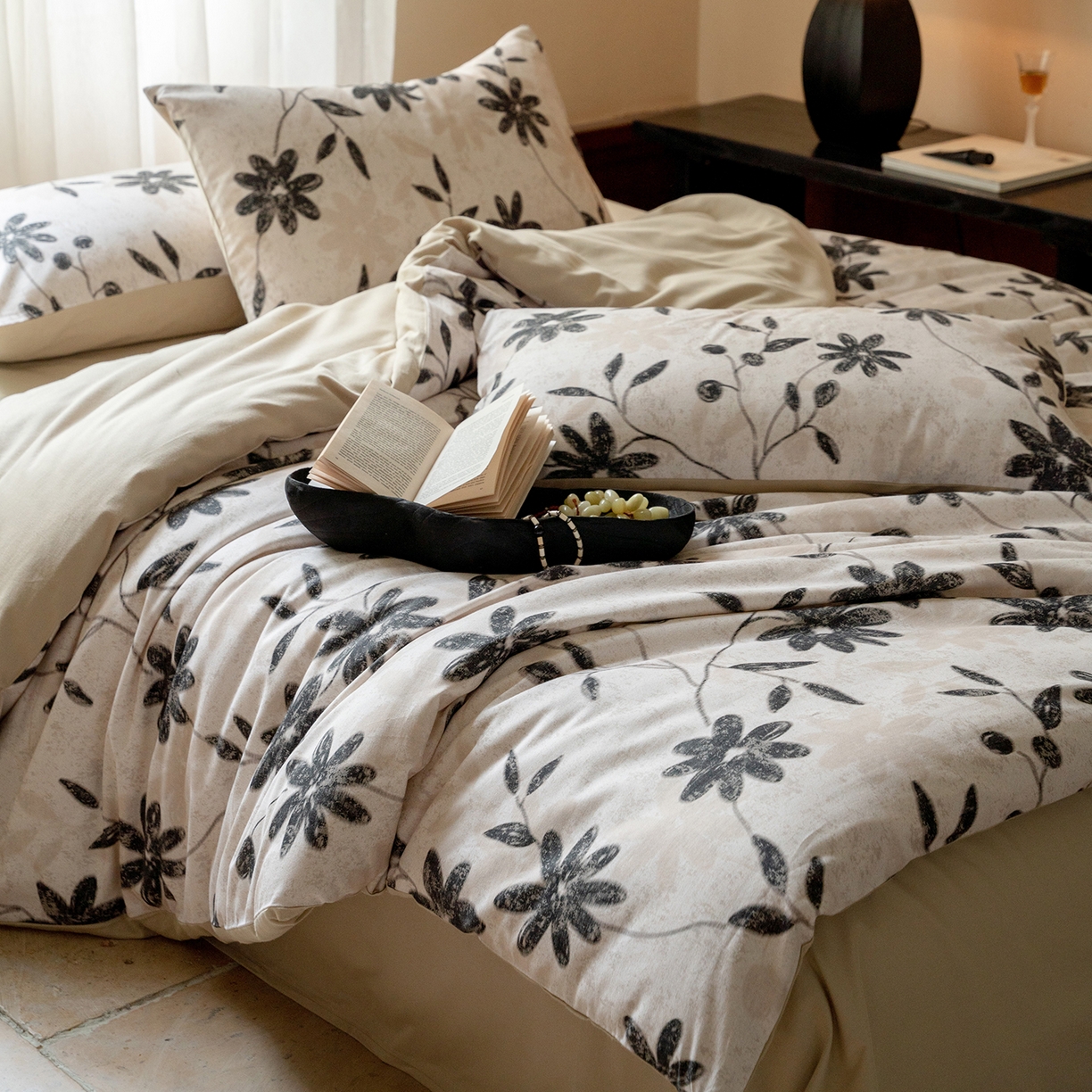 91家纺网 家纺一手货源 找家纺 禾时 2025新款全棉贡缎磨毛数码印花四件套 花解语-灰