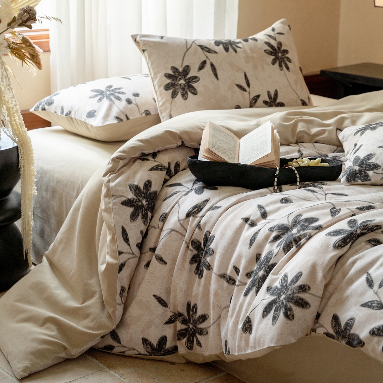 91家纺网 家纺一手货源 找家纺 禾时 2025新款全棉贡缎磨毛数码印花四件套 花解语-灰