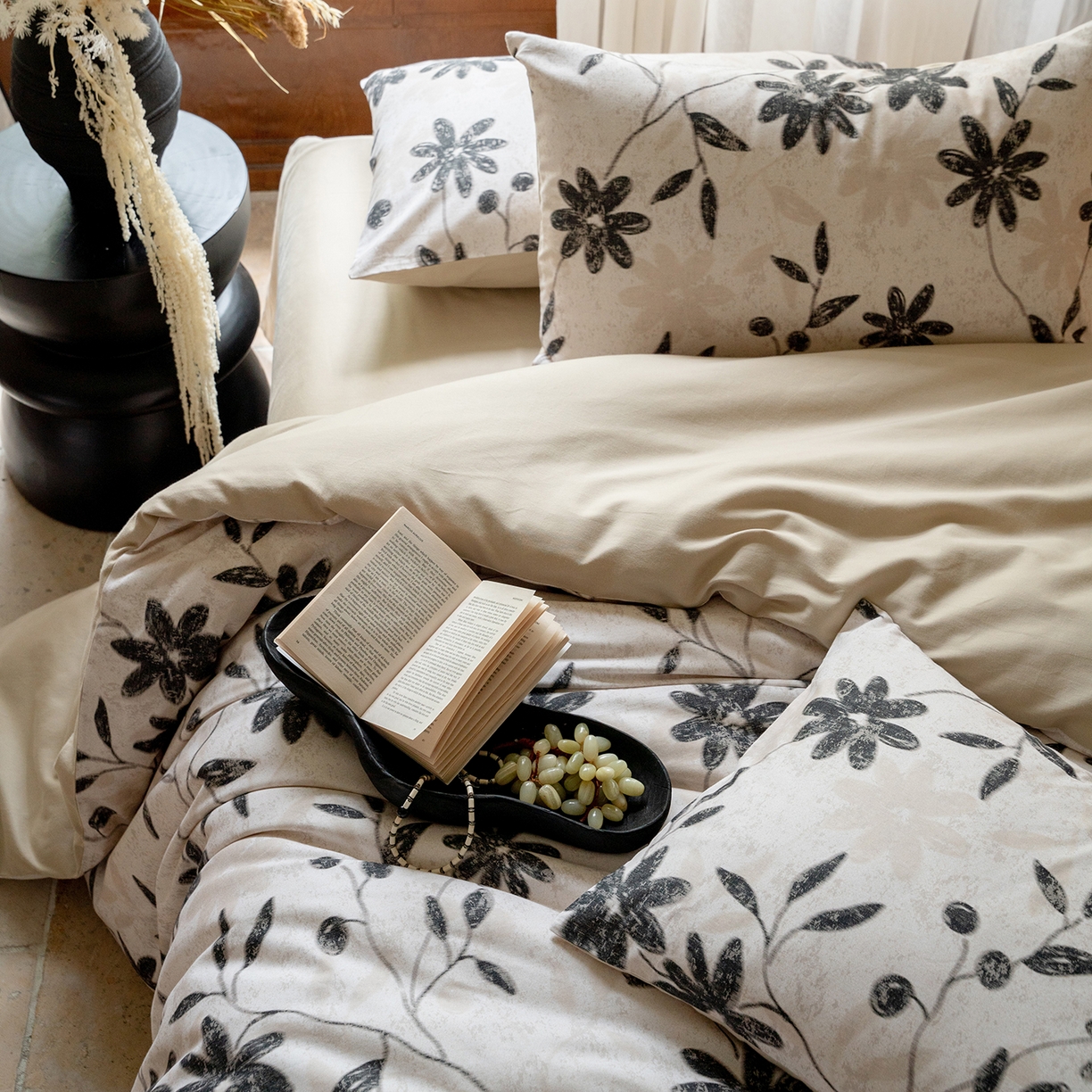 91家纺网 家纺一手货源 找家纺 禾时 2025新款全棉贡缎磨毛数码印花四件套 花解语-灰