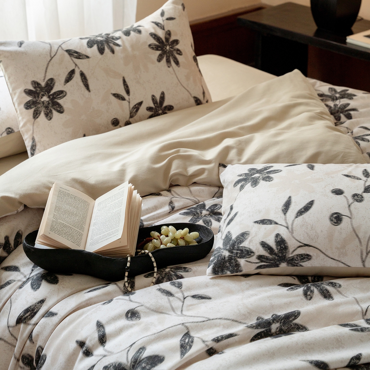 91家纺网 家纺一手货源 找家纺 禾时 2025新款全棉贡缎磨毛数码印花四件套 花解语-灰