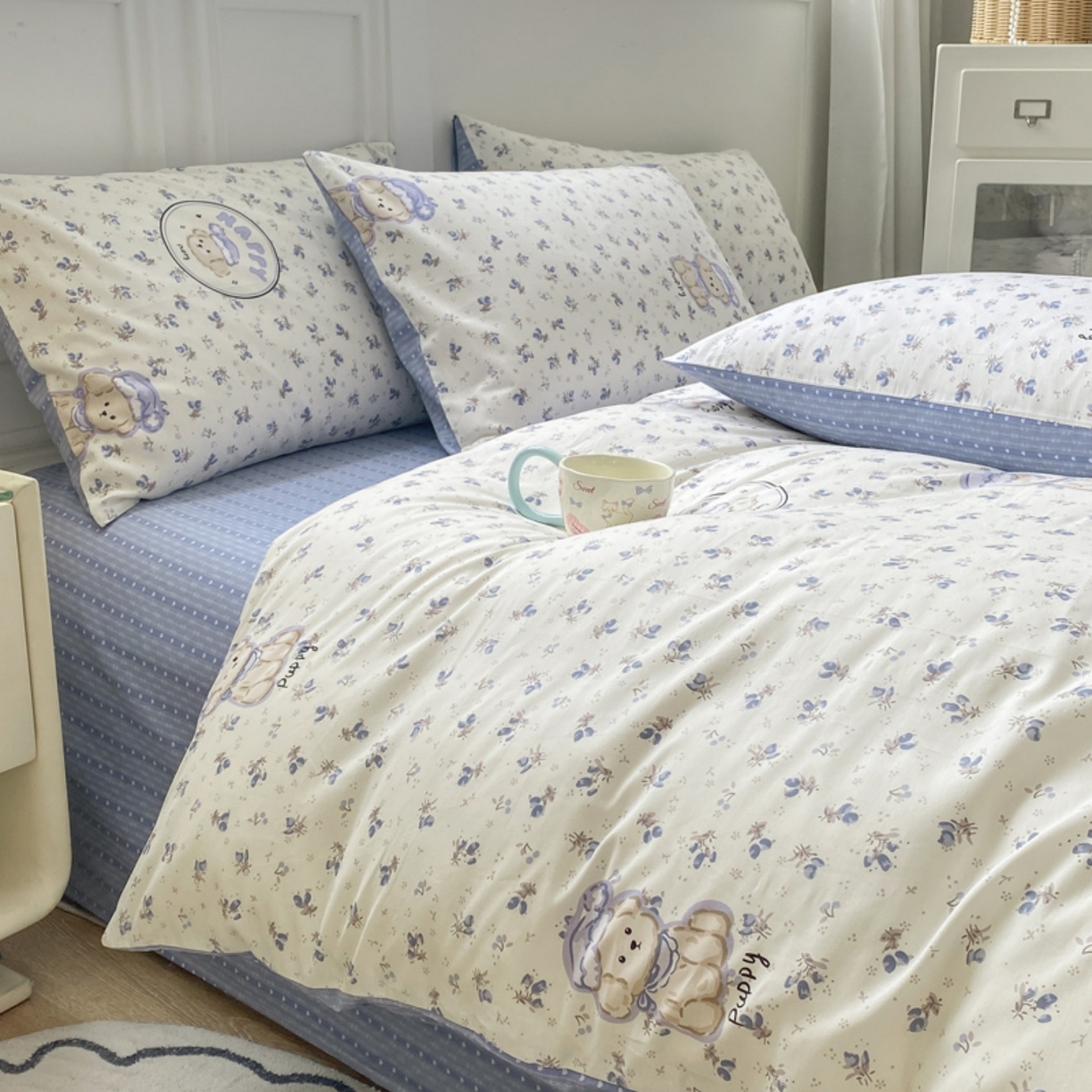 91家纺网 家纺一手货源 找家纺 红日子纺织品 2025新款A类全棉印花单被套 玲语小狗