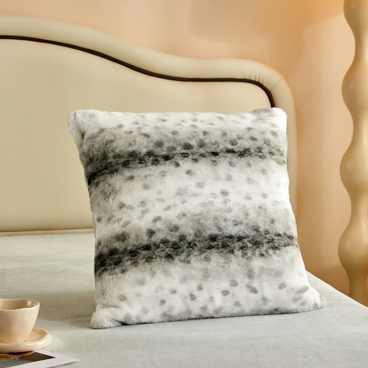 锦禾穗 2025新款丹麦貂米卡380克兔绒牛奶绒抱枕 绿色