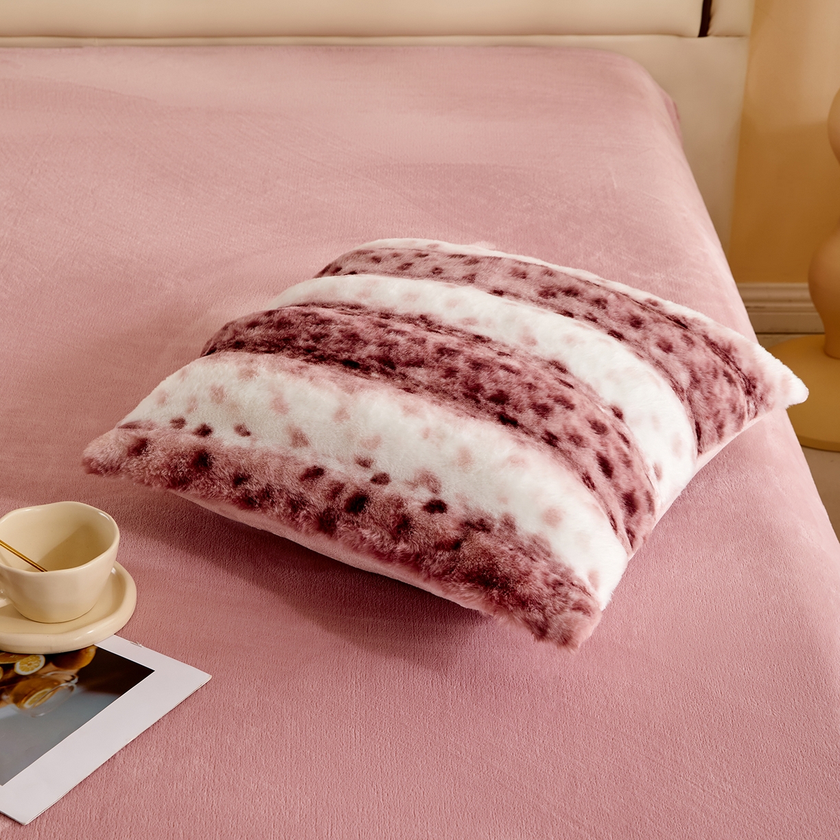 91家纺网 家纺一手货源 找家纺 （总）锦禾穗 2025新款丹麦貂米卡380克兔绒牛奶绒抱枕