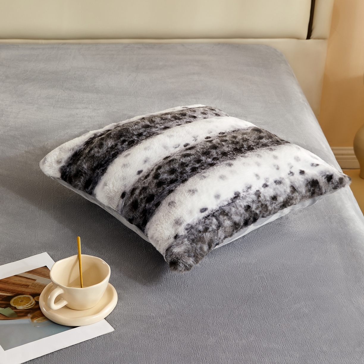 91家纺网 家纺一手货源 找家纺 锦禾穗 2025新款丹麦貂米卡380克兔绒牛奶绒抱枕 深灰色